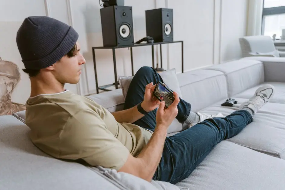 Pemain sedang memilih hero Mobile Legends di smartphone
